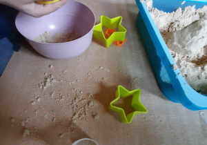 dzieci robią babki z piasku
