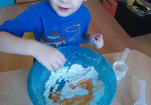 dziecko wyrabia masę solną