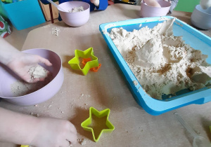 dzieci bawią się piaskiem kinetycznym