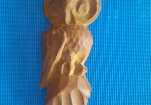 Sowa wykonana z drewna - przyniesiona na prezentację przez dziecko
