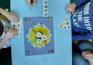 Dzieci podczas gry utrwalają poprawną wymowę głosek trzech szeregów