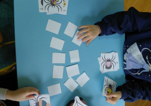 Dzieci ćwiczą artykulację głoski cz