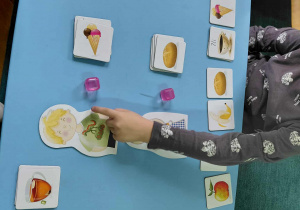 dziecko układa zdanie typu: ,,mama lubi lody"