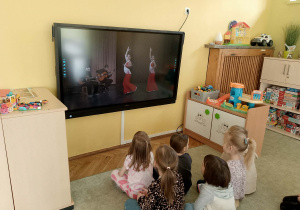 Dzieci oglądają taniec flamenco
