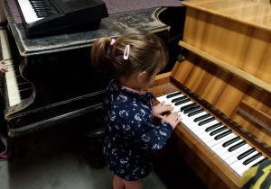Dziewczynka gra na pianinie
