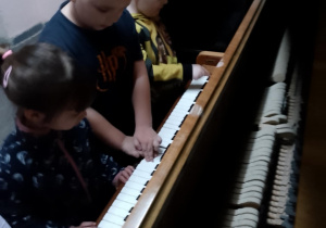 Dzieci grają na pianinie