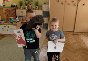 Chłopcy z ilustracjami kobiety tańczącej flamenco