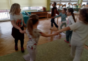 Dziewczynki tańczą