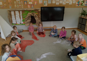 Dzieci z chustami biało-czerwonymi