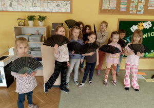 Dziewczynki z wachlarzami