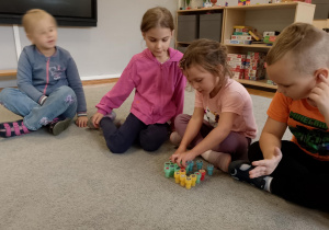 Dziewczynka wybiera nagrodę