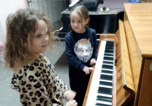 Dzieci oglądają pianino