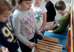 Dziewczynka gra i śpiewa gamę
