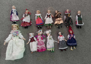 Laleczki porcelanowe w strojach ludowych polskich