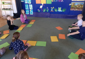 Dzieci podczas słuchania polki