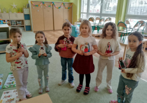 Dziewczynki z laleczkami w strojach ludowych