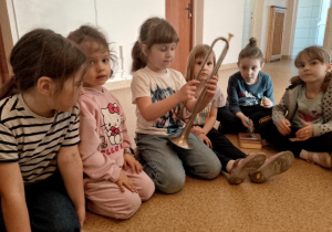 Dzieci oglądają trąbkę i kalimbę