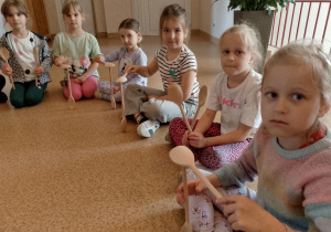 Dzieci wybijają rytm do piosenki