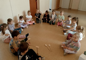 Zajęcia z użyciem drewnianych łyżek