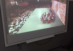 Dzieci oglądają taniec krakowiaka