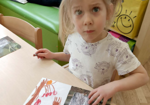 Dziewczynka robi pracę plastyczną związaną z sową