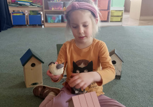 Dziewczynka ogląda budkę lęgową