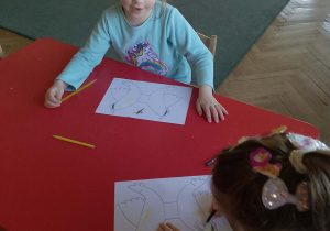 Dziewczynki kolorują obrazek wilgi