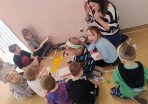 Dzieci wycinają historyjkę obrazkową