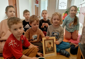 Dzieci z portretem Jana Brzechwy w związku z wierszem pt.: ,,Sójka"