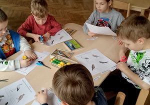 Dzieci wycinają nazwy ptaków powracających do Polski