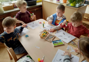 Dzieci wykonują kartę pracy - ptaki powracające do Polski