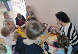 Nauczyciel pokazuje jajo strusia