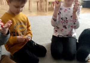 Dzieci wybierają nagrody - gumki sowy i kaczki