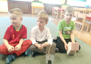 Chłopcy oglądają budki lęgowe