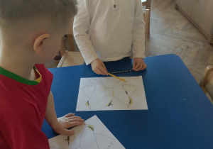 Chłopcy kolorują obrazek wilgi