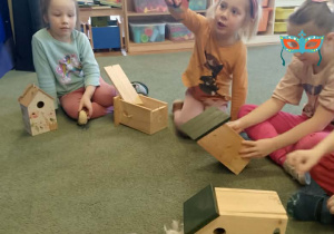 Dzieci z budkami lęgowymi