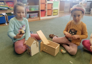 Dziewczynki z budkami lęgowymi