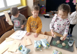 Dzieci szykują pokarm dla ptaków