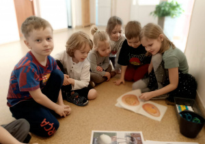 Dzieci oglądają książkę o jajku