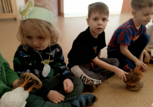 Dzieci oglądają kurę i koguta