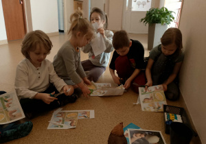 Dzieci wycinają obrazki