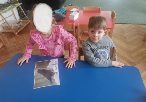 Dzieci z puzzlami gawrona