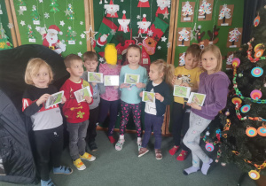 Dzieci z ramkami różnych ptaków