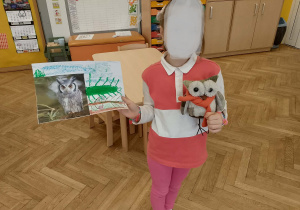 Dziewczynka ze sztuczną sową