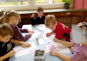 Dzieci kolorują obrazek flaminga