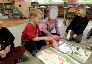 Dzieci podczas zajęć o flamingach