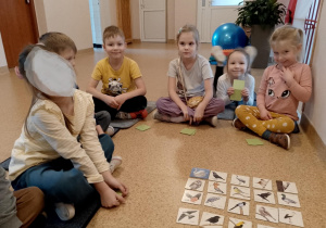 Dzieci podczas gry memory