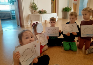 Dzieci i prace plastyczne przedstawiające łabędzia