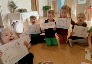 Dzieci z kolorowankami łabędzia