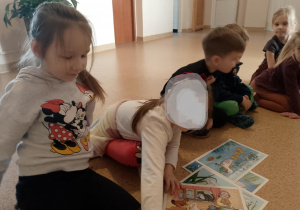 Dziewczynka wybiera obrazek historyjki obrazkowej